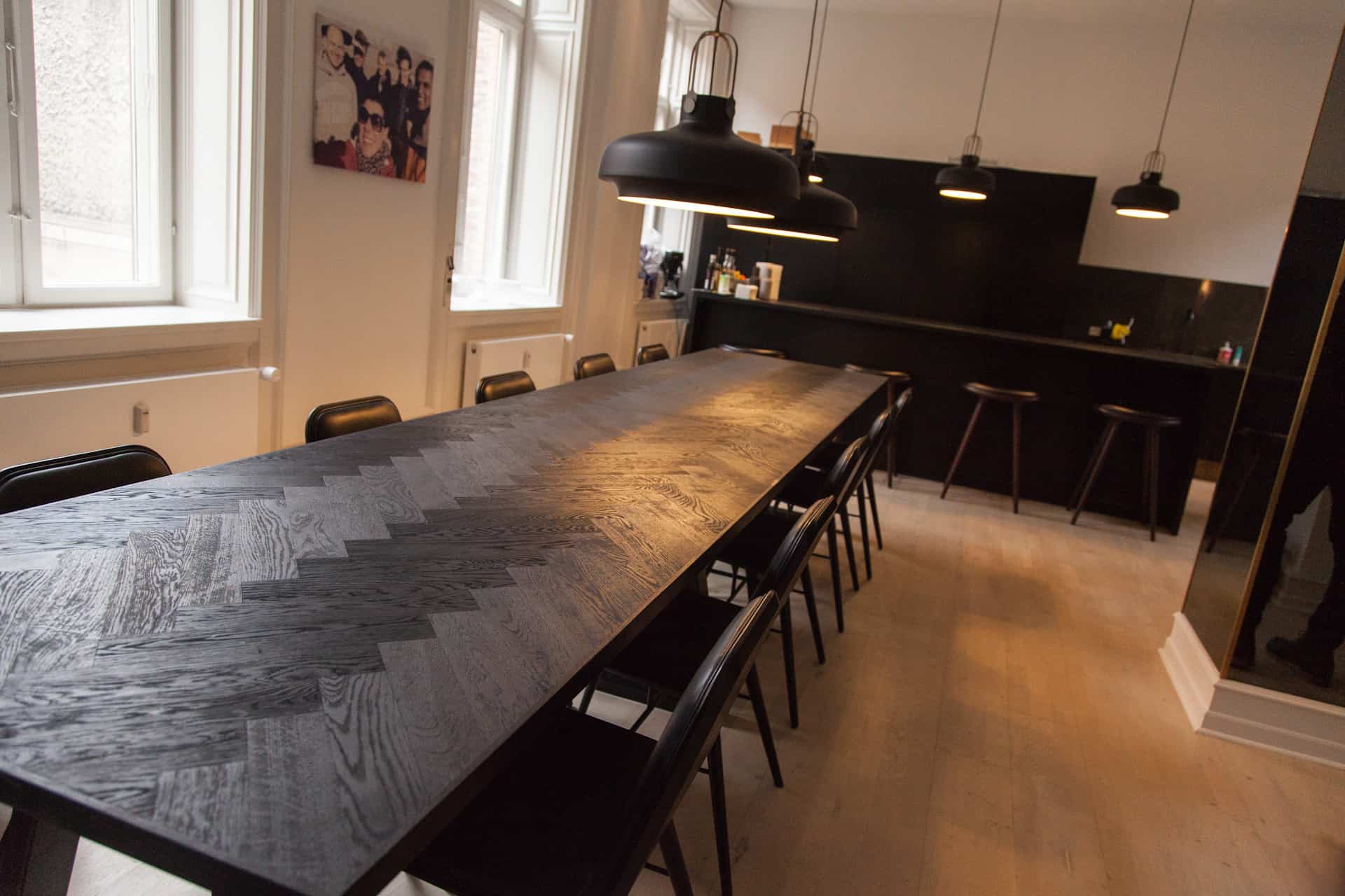 sildebensbord Arkiv Smalltime Woodshop Sort Spisebord med sildebensmønster i egetræ med krydsben