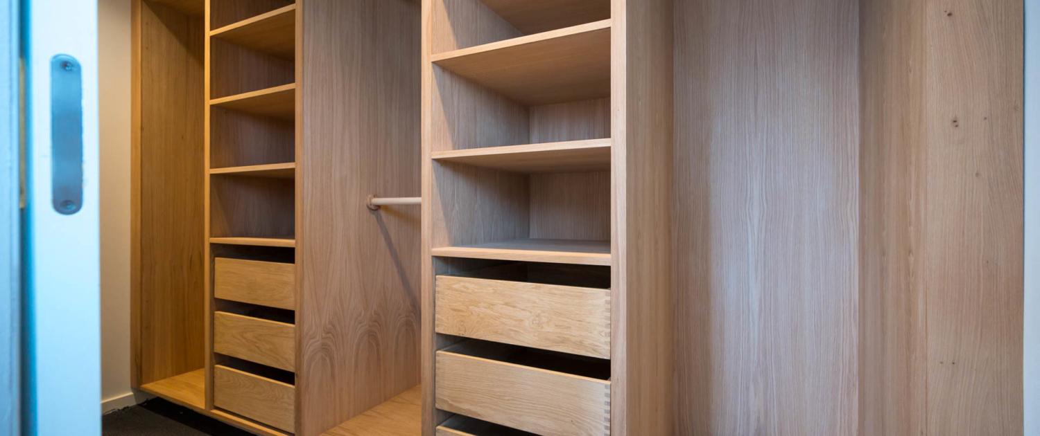 Walk-in-closet bag skydedør i lys egetræ